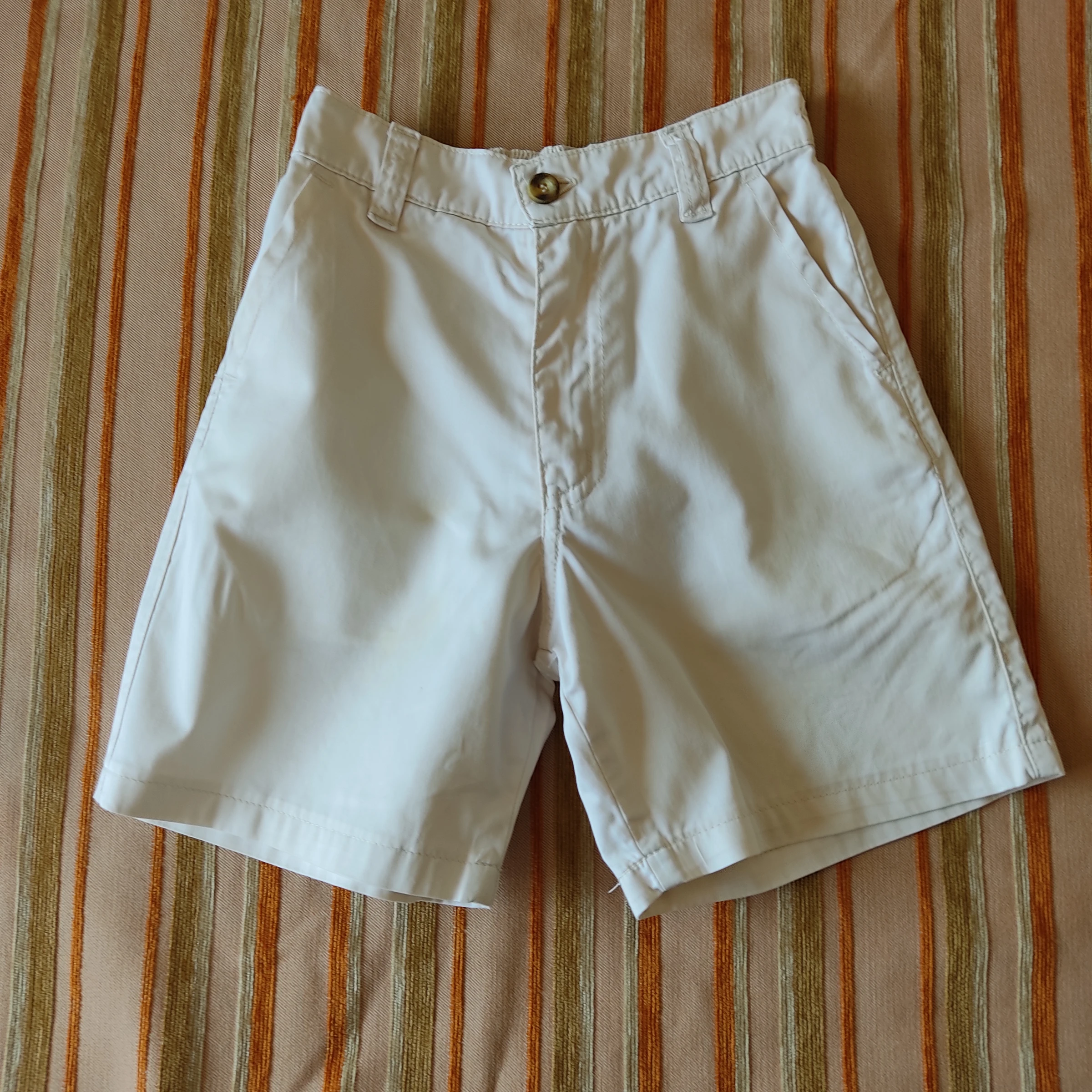 Pantalones cortos blanco. Talla 6 A (116 cm)